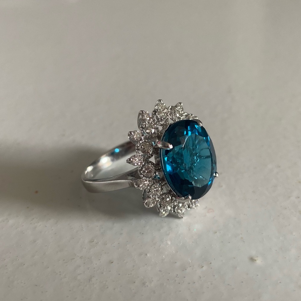 14K White Gold Topaz Diamond Ring Size 7 - 0.56ct Diamonds, 9.16ct Topaz - Picture 3 of 5